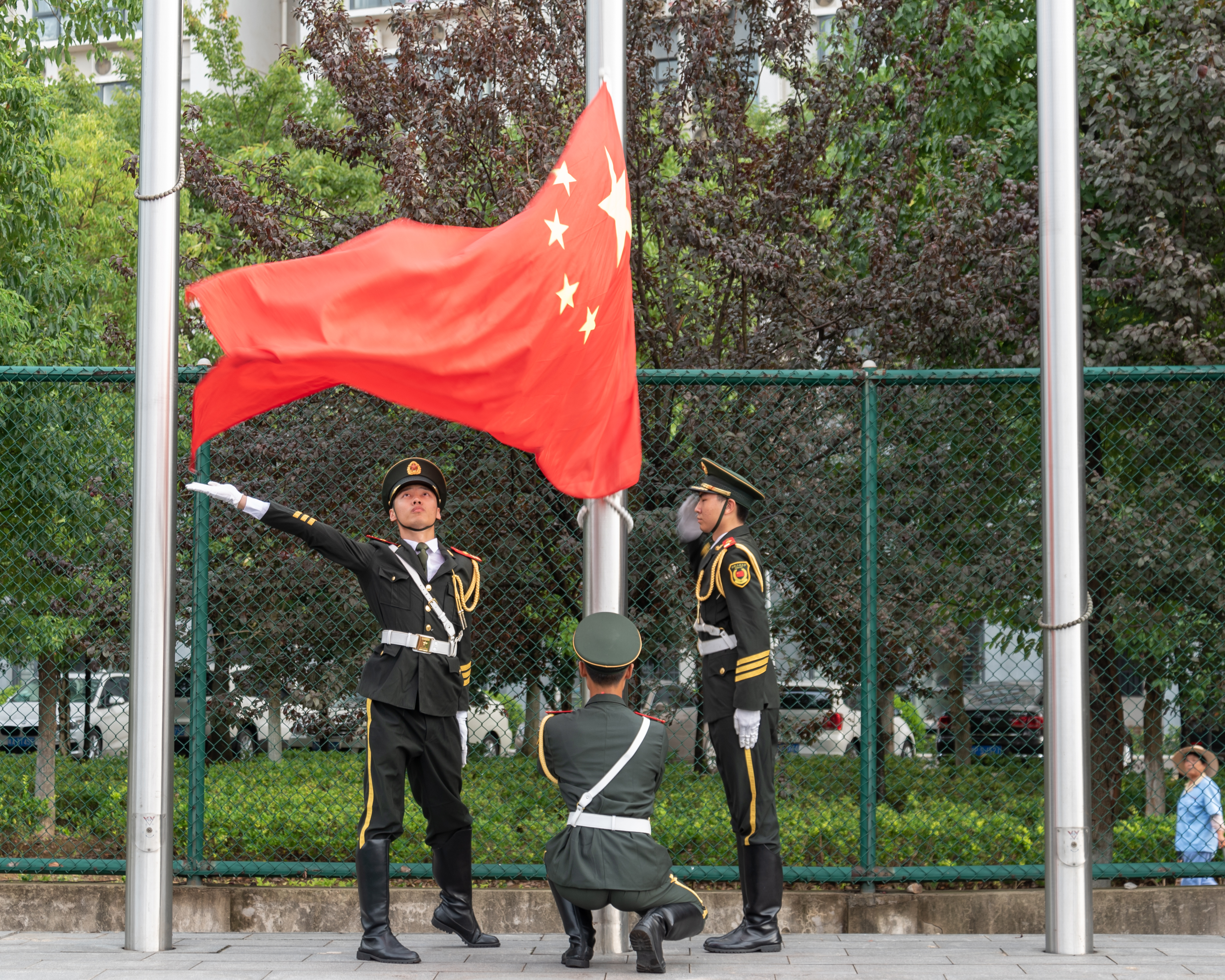 迎着灿烂的霞光,风雨操场旌旗烈烈,各年级同学们队列整齐,精神焕发.